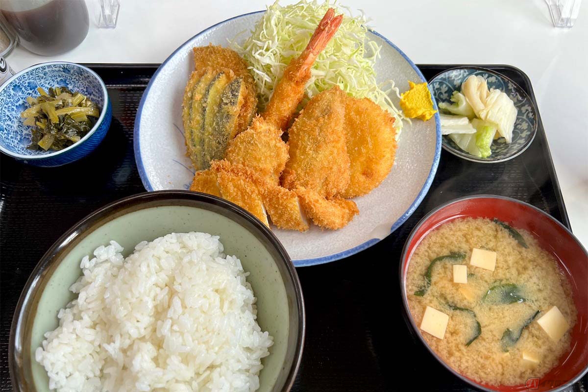 城跡巡りの帰りに、地元トラックドライバーにも人気の「一休食堂」で腹ごしらえ。ミックスフライ定食はかなりのボリュームだった