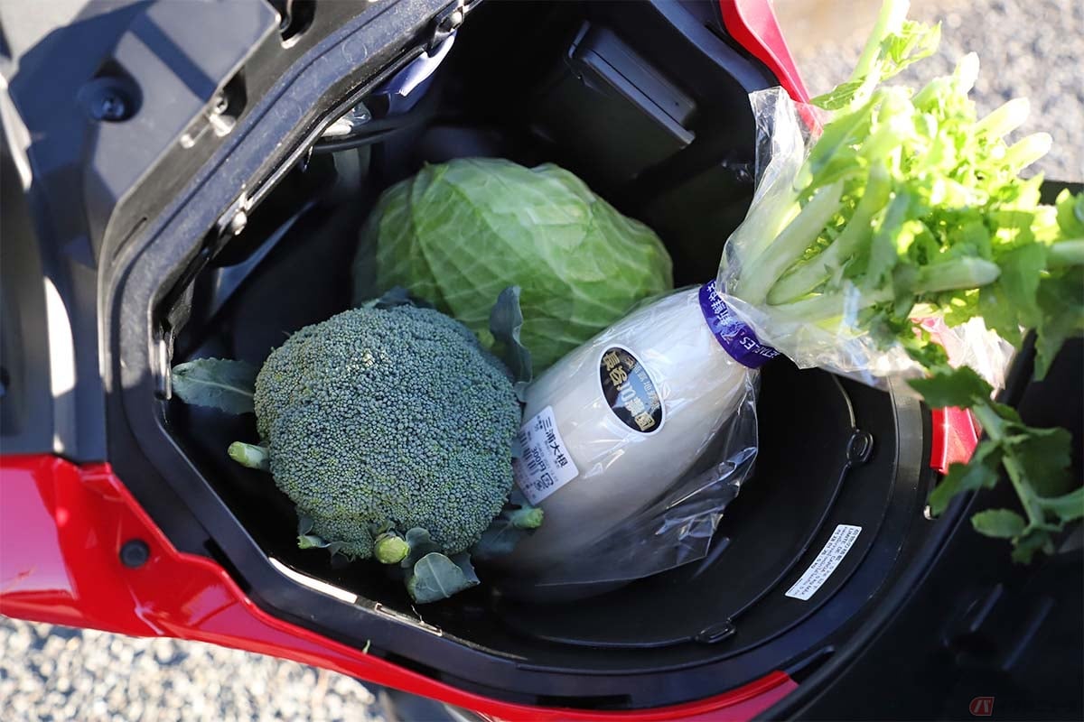 通常は燃料タンクが置かれる場所にラゲッジスペースを装備している。これがお土産の収納に便利。容量は23Lに拡大され、大きめのキャベツやブロッコリー、三浦大根(葉の部分はカット)を入れてもまだ余裕があった