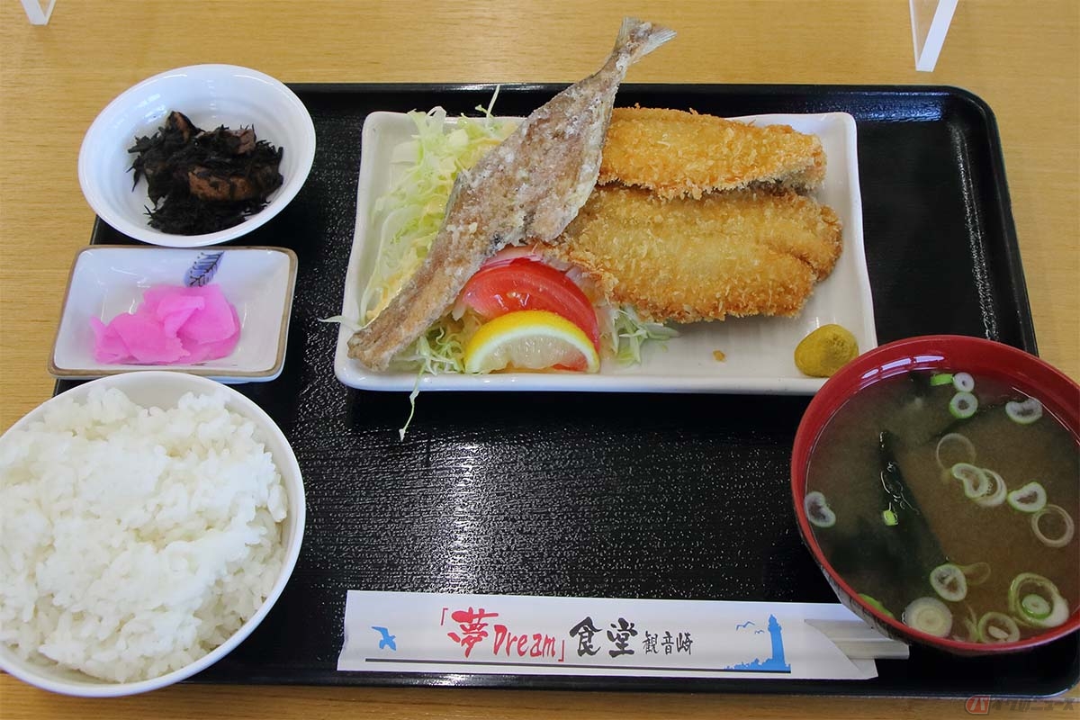 「夢Dream食堂」の「アジフライ定食」(1300円)。大きめのアジを3枚に下ろしたアジフライに、ご飯、みそ汁、小鉢、漬物がセット
