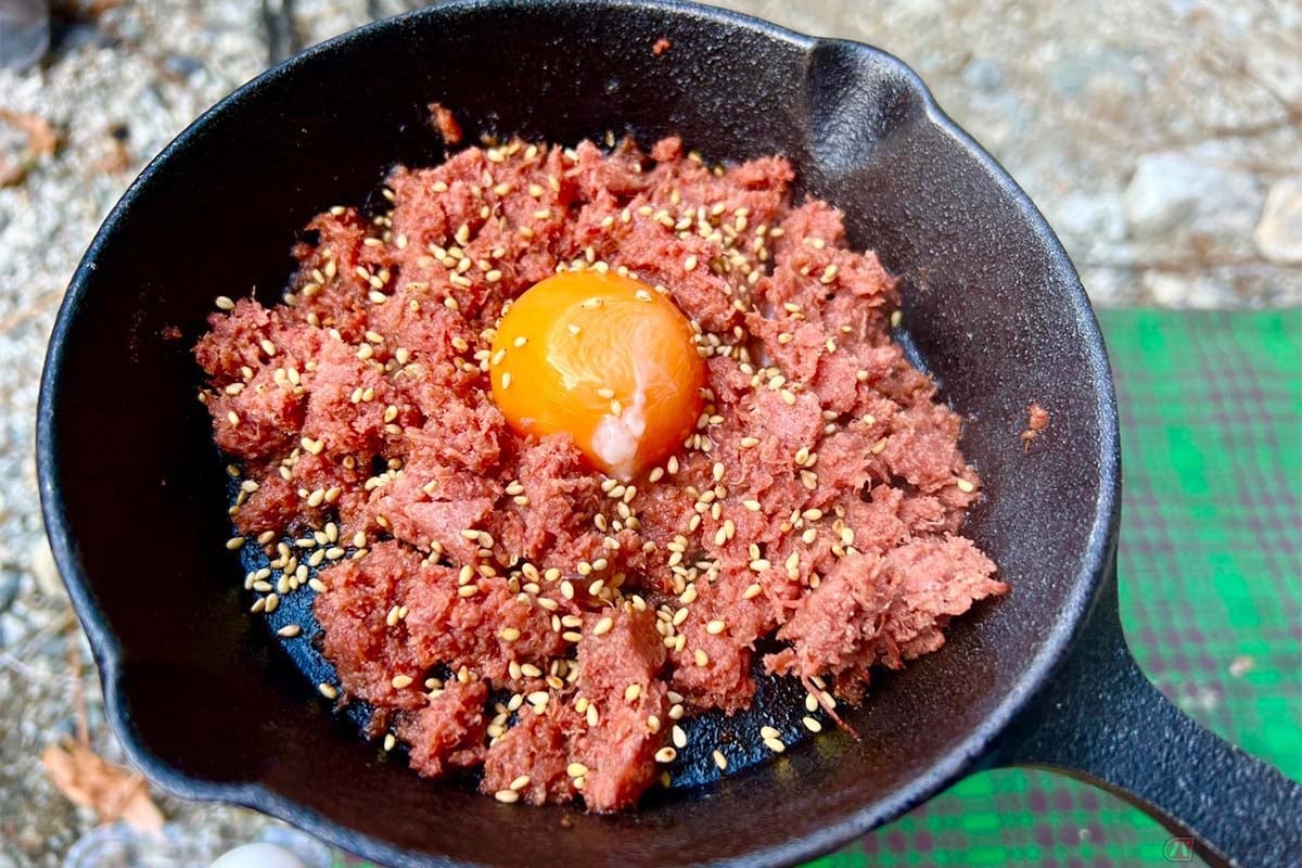 ビールのおつまみに合う「コンビーフのユッケ風」 キャンプツーリング