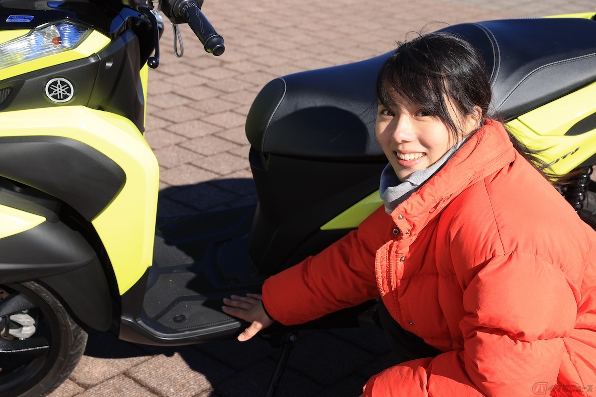 乗り降りがしやすいフラットな足元も高評価!