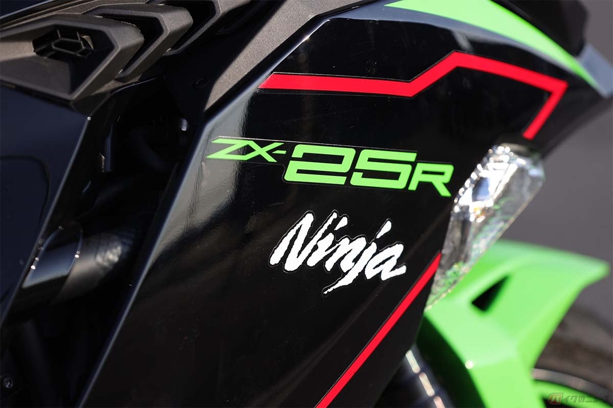 2019年の東京モーターショーでデビューしたカワサキ「Ninja ZX-25R」シリーズは、排気量249ccの水冷並列4気筒エンジンを搭載する