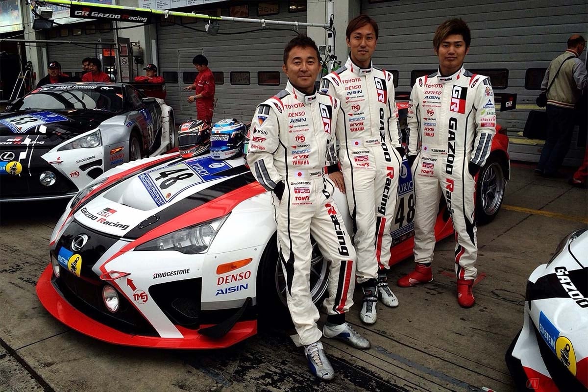 ニュルブルクリンク24時間耐久レース(2014年)に参戦したレクサスLFAと筆者(木下隆之/写真中央)