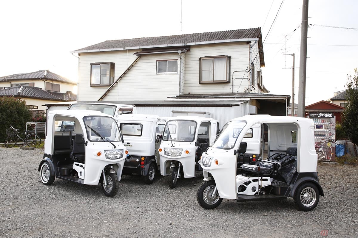 販売店のひとつであるPriMaRideの駐車場に所狭しと並ぶ納車を待つAPtrikes125たち