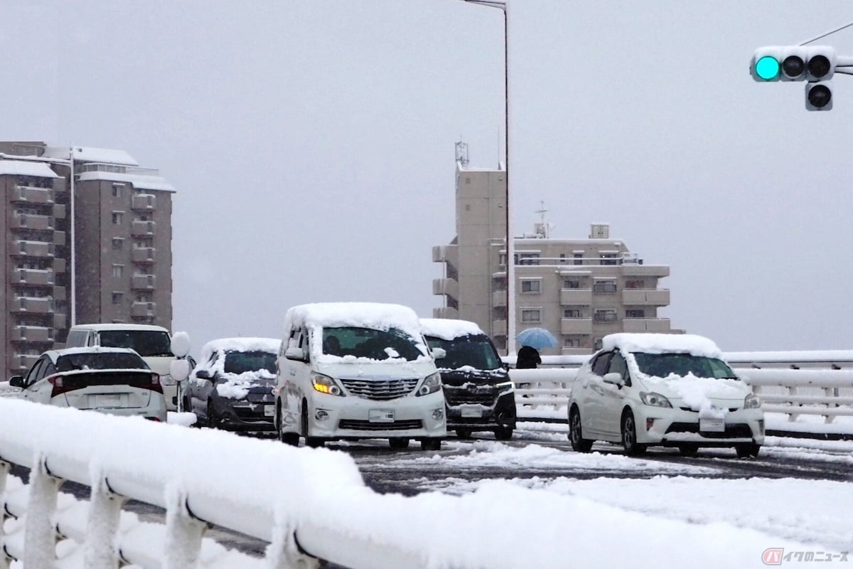 降雪時などは、橋のつなぎ目の金属部分の表面は要注意