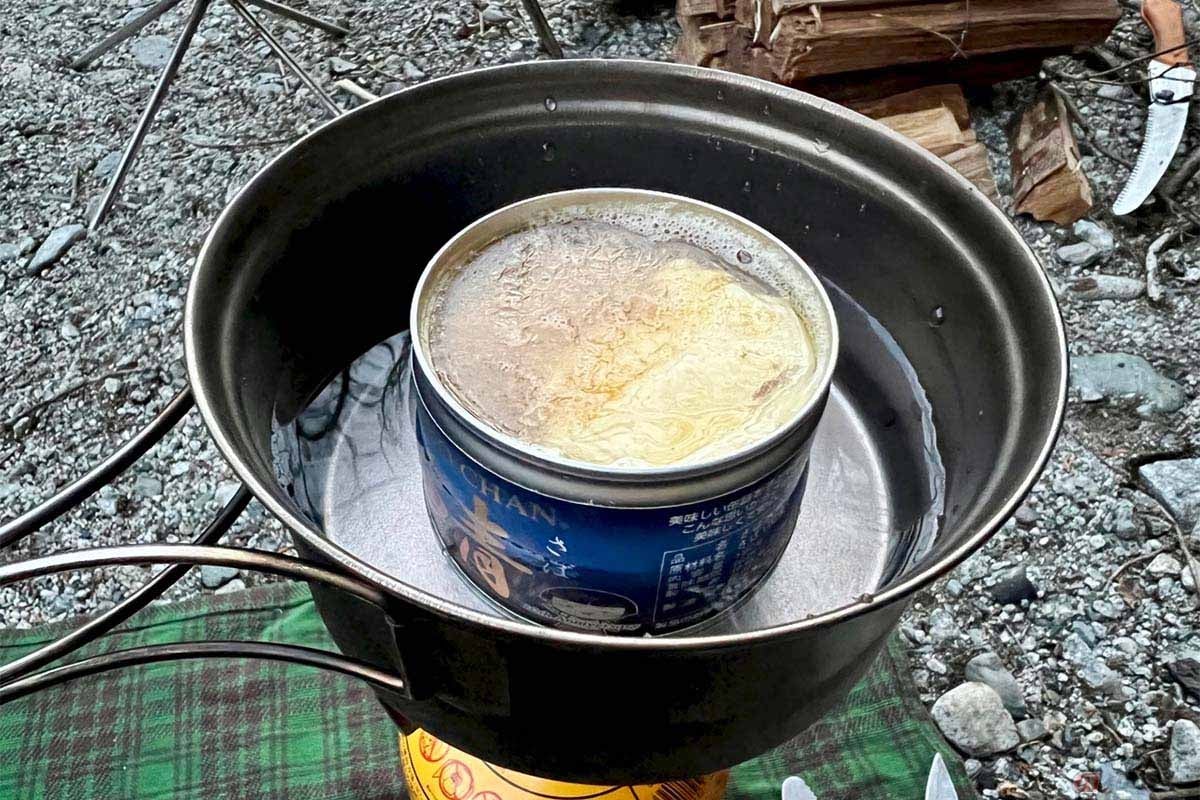 湯煎した「さばの水煮」缶に、とろけるチーズを入れるだけという簡単レシピ。味付けはハーブソルトで