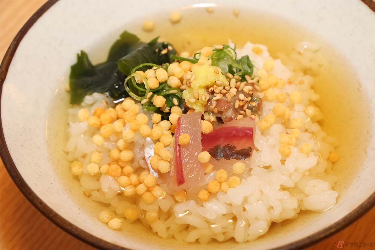 極上の鰹節と昆布を使った出汁で作る「まご茶漬け」。釜揚げしらすや茎わさびなど、トッピングを追加しても楽しめる