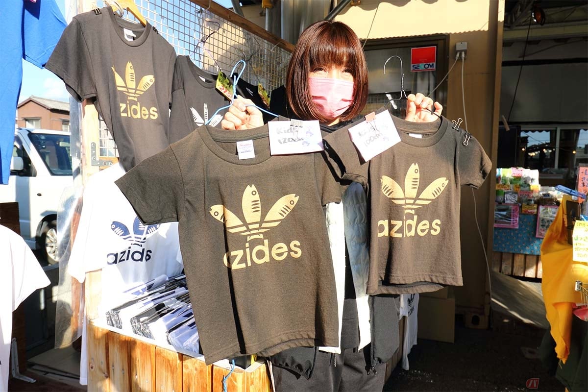 お土産店で見つけた、3尾のアジのマークがかわいい「azides」Tシャツ。これはアジフライ旅のユニフォームに良いかも