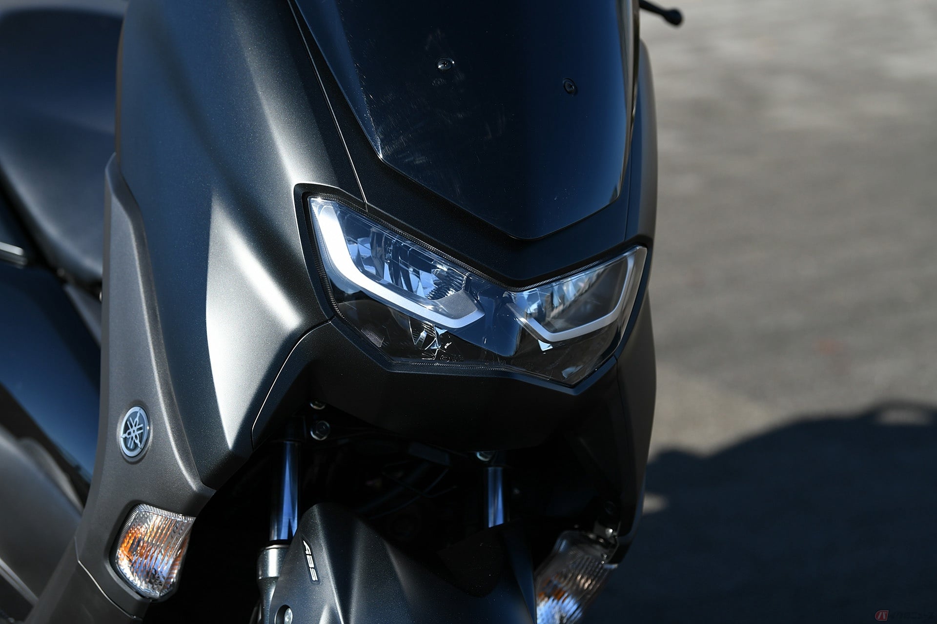 ヘッドライトは2眼6灯のLEDを採用