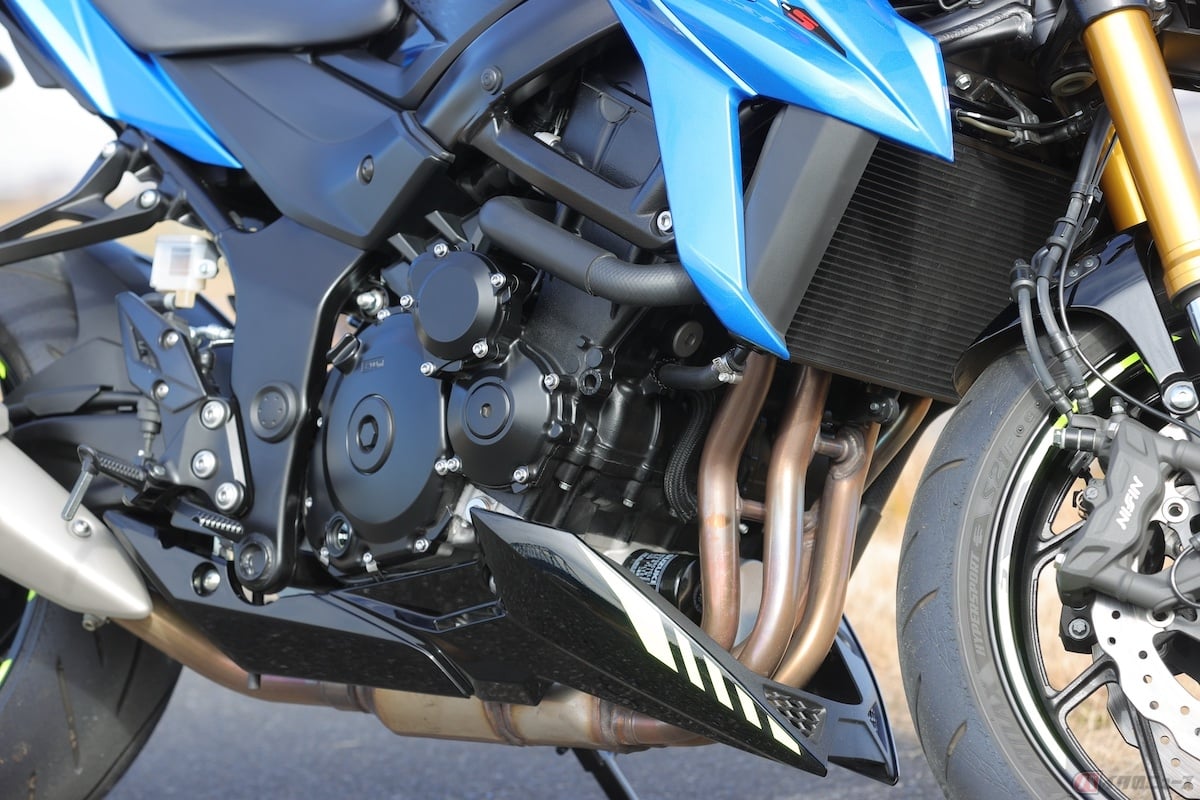 水冷4ストロークDOHC4バルブ並列4気筒エンジンを搭載するGSX-S750は最高出力112PSを発揮