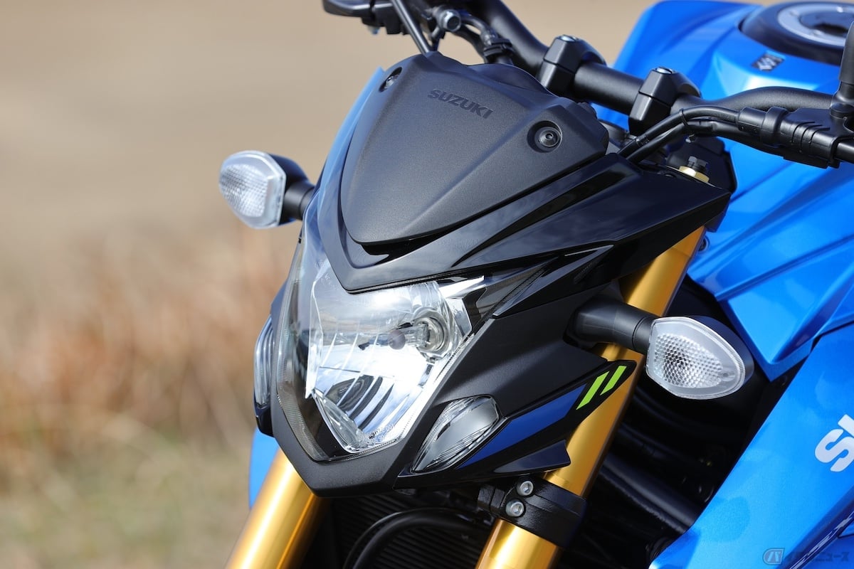 GSX-S750はシャープで切れ上がった形状のヘッドライトカウル付き