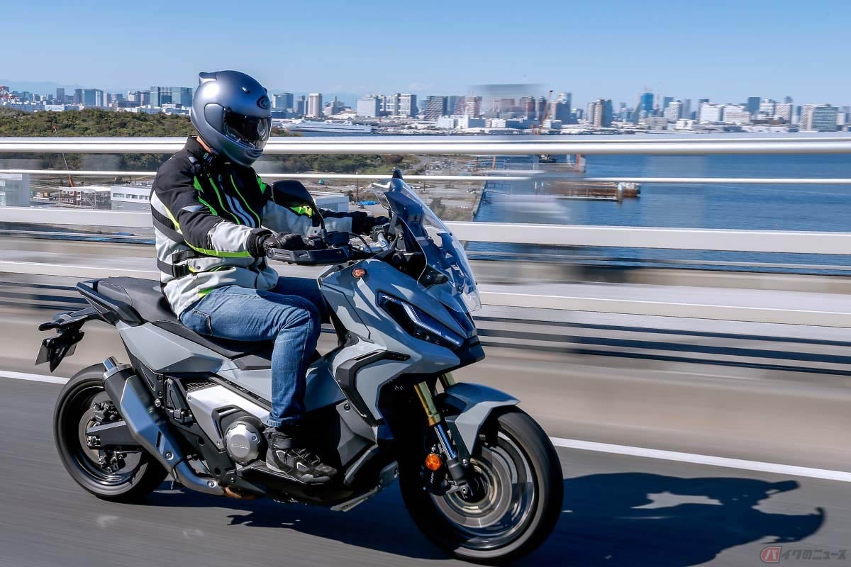 実際の燃費はどうなのか? ホンダ「X-ADV」(2021年型)を走らせる筆者(松井勉)