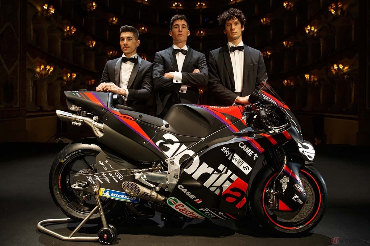 2022年シーズンのMotoGPクラスに参戦する「aprilia racing」のアレイシ・エスパルガロ選手(中央)、マーベリック・ビニャーレス選手(左)、そしてテストライダーのロレンツォ・サバドーリ選手(右)