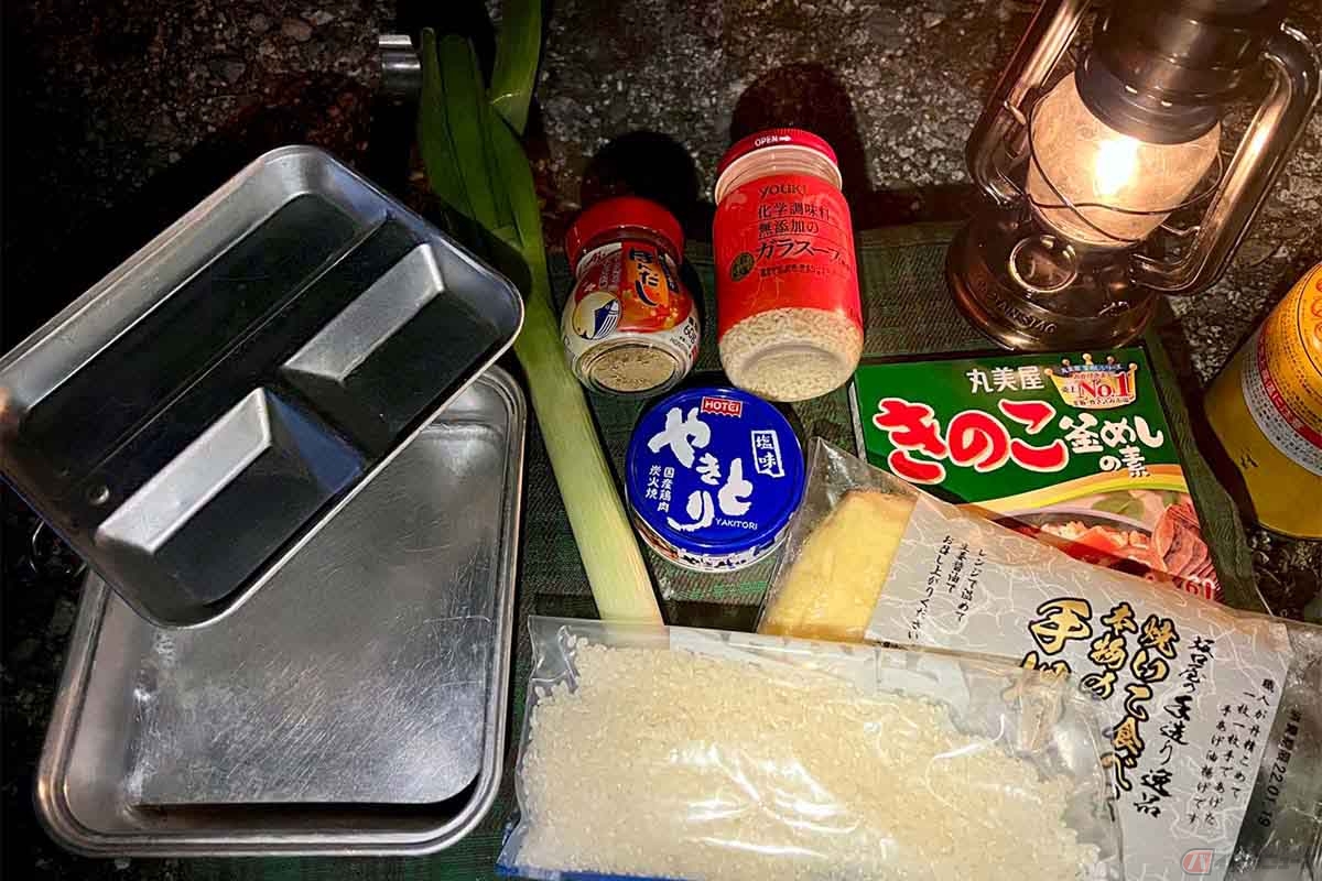 油揚げやネギなども加え、焼き鳥の缶詰(塩味)で炊き込みご飯も作ってみた。だしや鶏ガラの素も使ったが、缶詰の中のオイル自体にも味が付いているので好みで調整すると良いだろう
