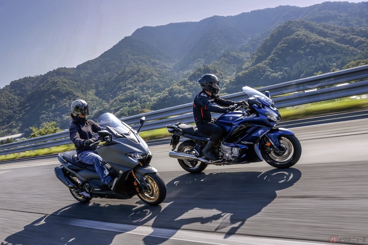 高速道路を利用してツーリングを楽しむライダー