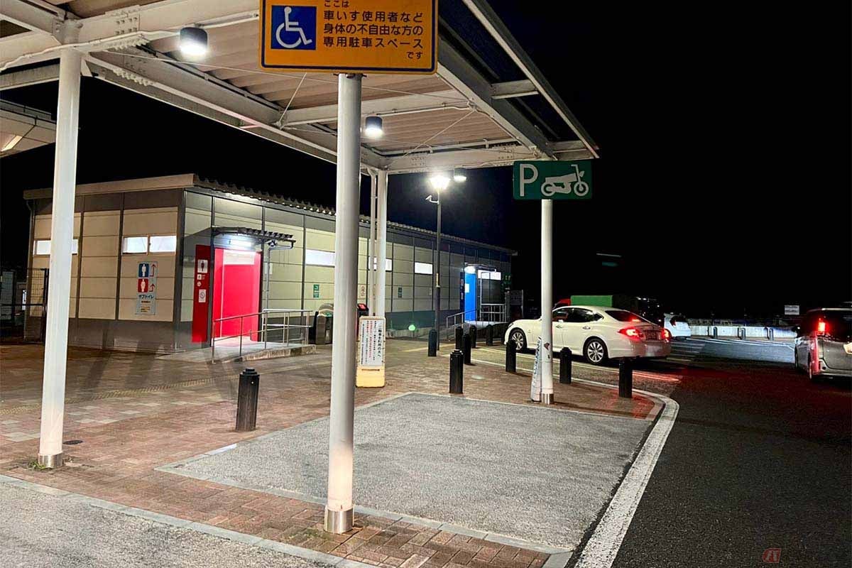 それほど広くないのはパーキングエリアならではだが、2輪専用の駐車スペースも完備されていた