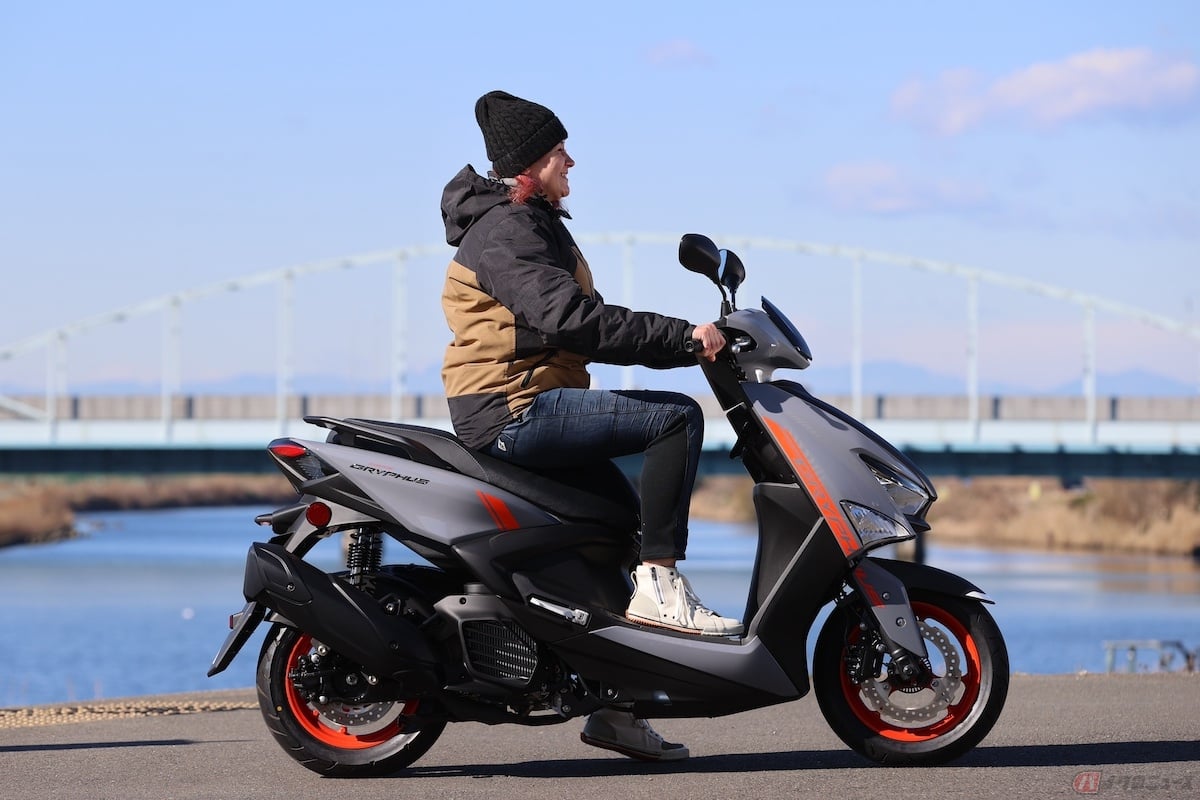 「シグナス グリファス」の座った感じは、グリファスは全体的にキュッとフィット