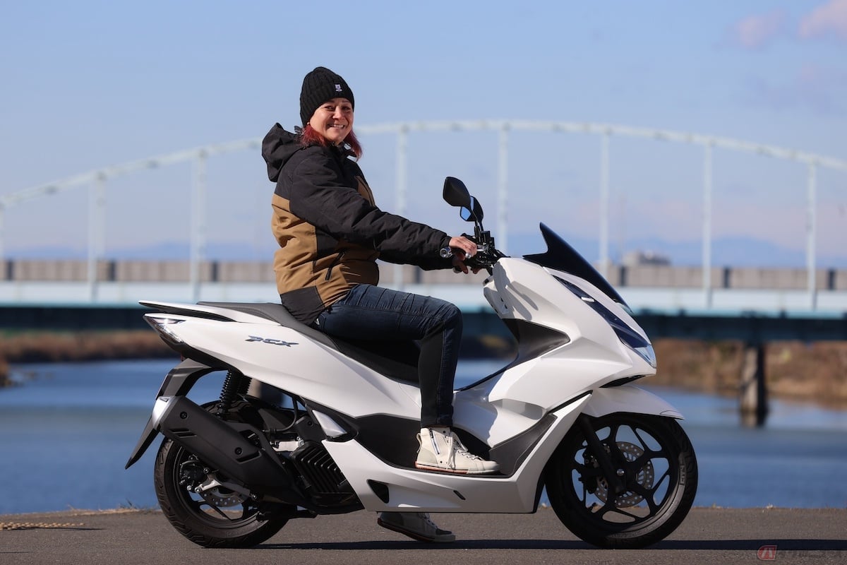 「PCX」は、高級なソファで脚を投げ出して、完全にリラックスできる空間