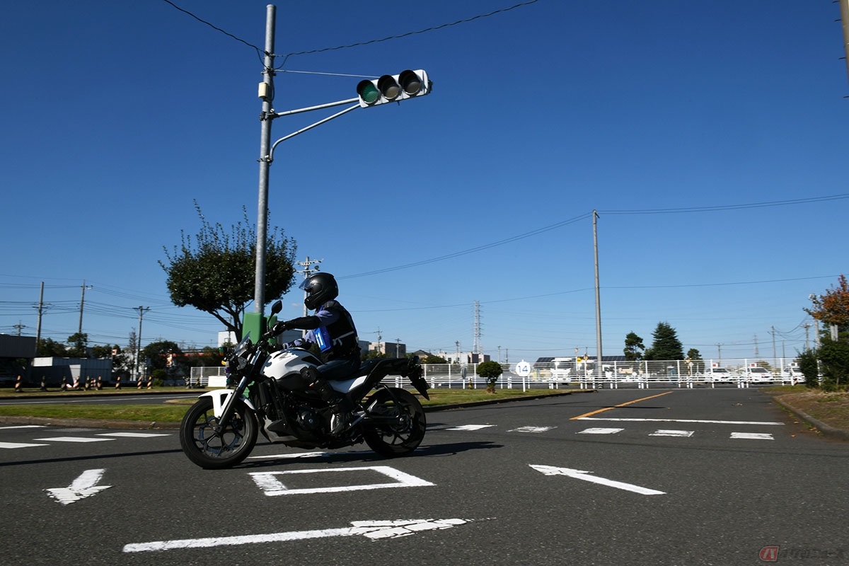 教習所で二輪免許を取得する様子