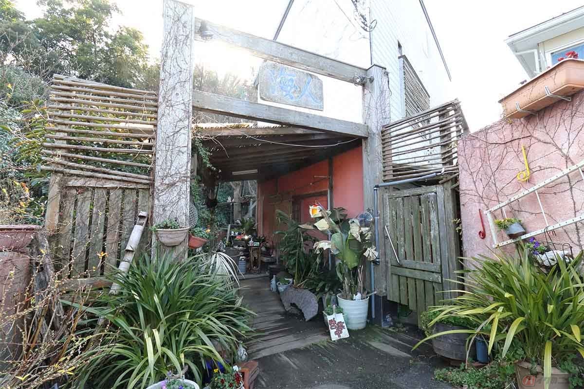 ここは沖縄? 南国風の入り口が印象的な「海人市場」。トイレがある2階には漁具などが展示されている。これも一見の価値アリ