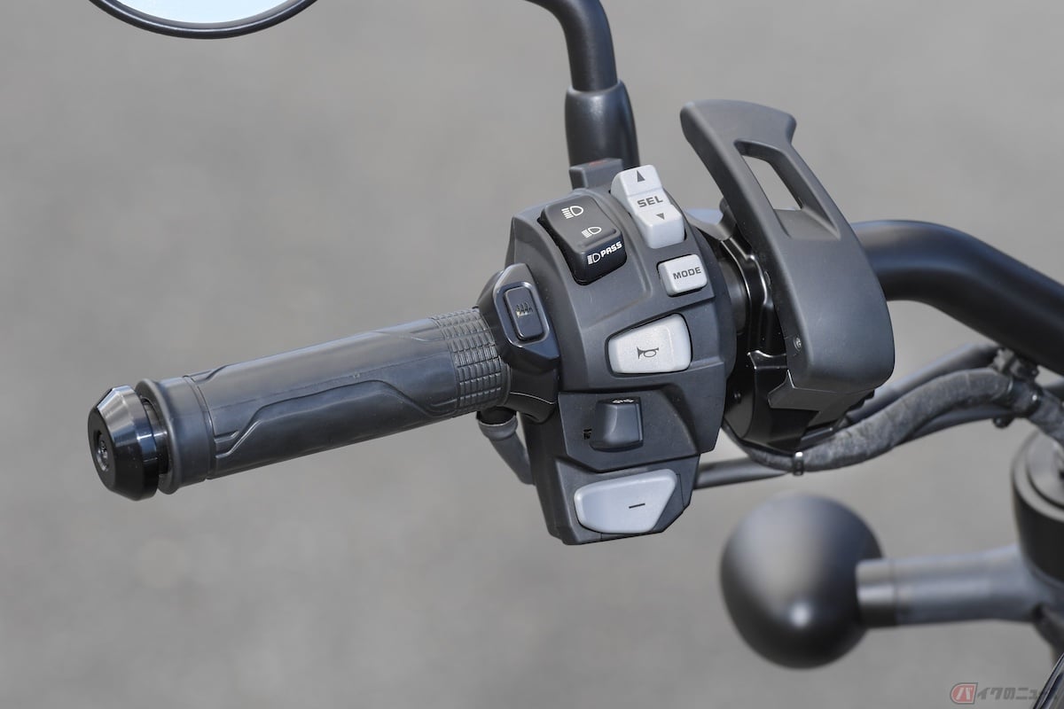 レブル1100 DCTにはパドルシフトボタンが搭載されており、マニュアル感覚でシフトチェンジ可能です