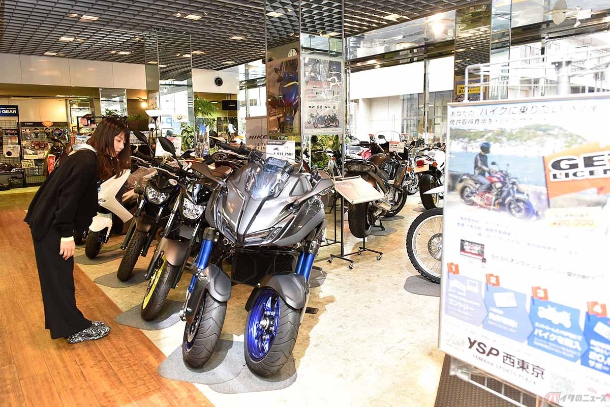 バイクの購入を検討する様子