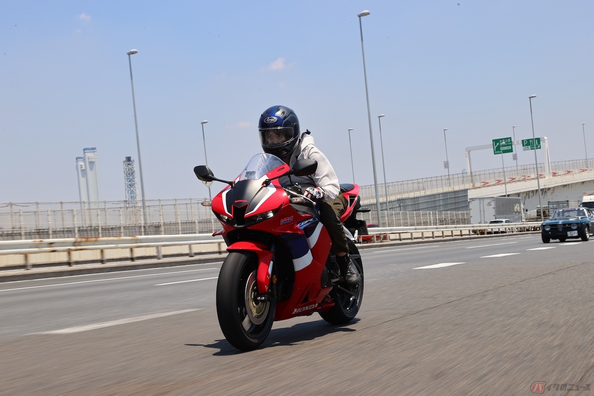 バイクを購入してツーリングを楽しむ様子