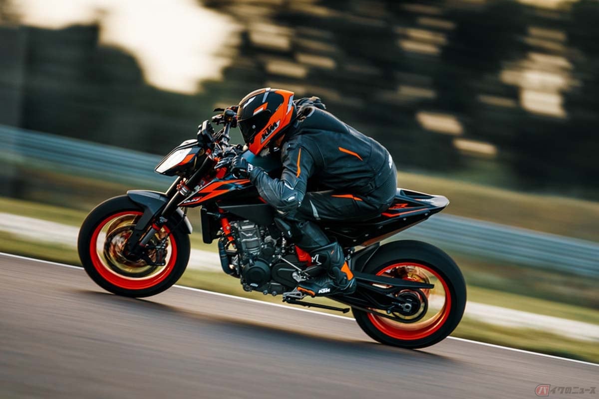 KTM「890 DUKE R」(2022年型)カラー:ブルー×ブラック ※オプション装着車