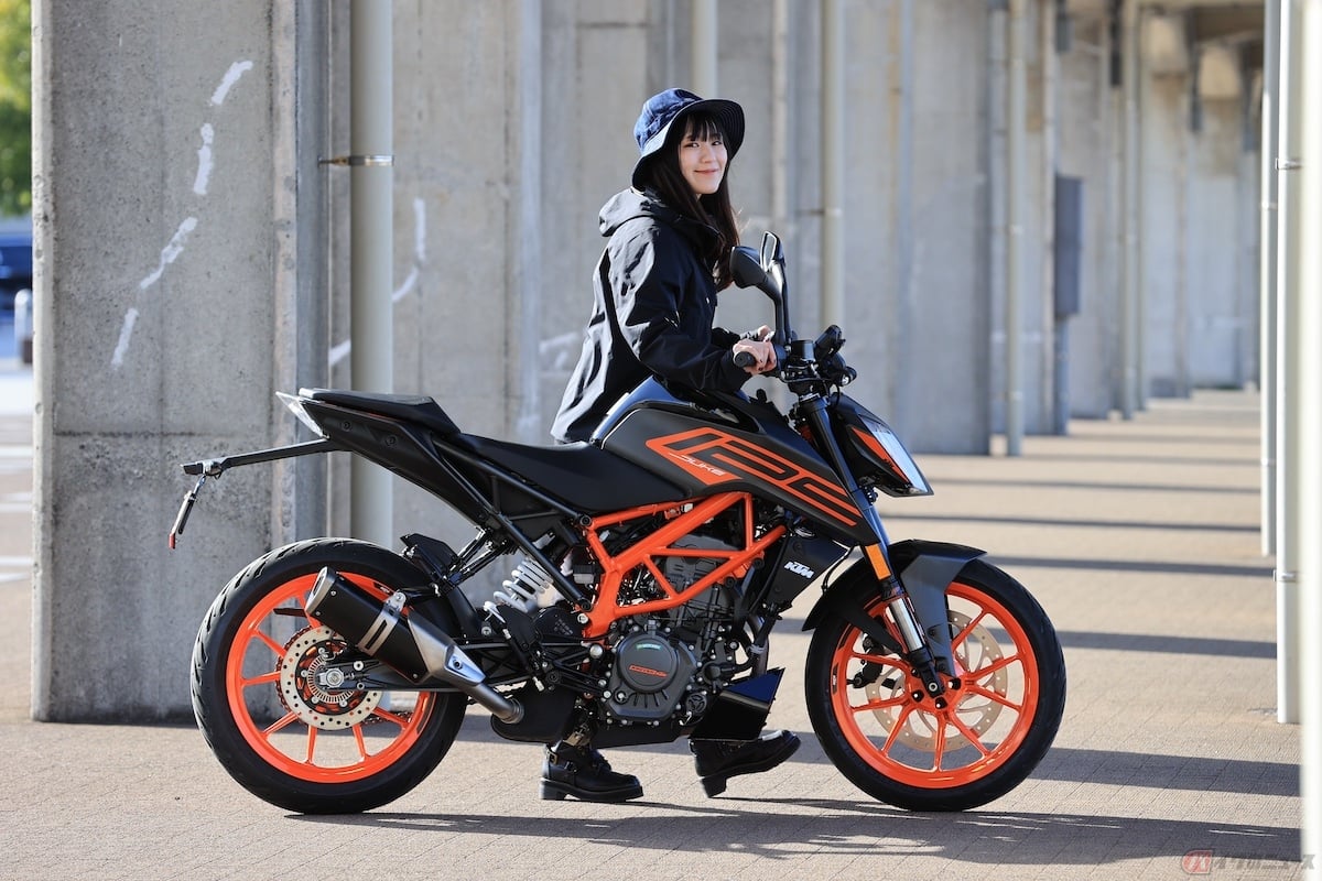 移動させる際はバイクから降りて、腰をしっかりとタンクやシートのあたりにあてて移動しましょう