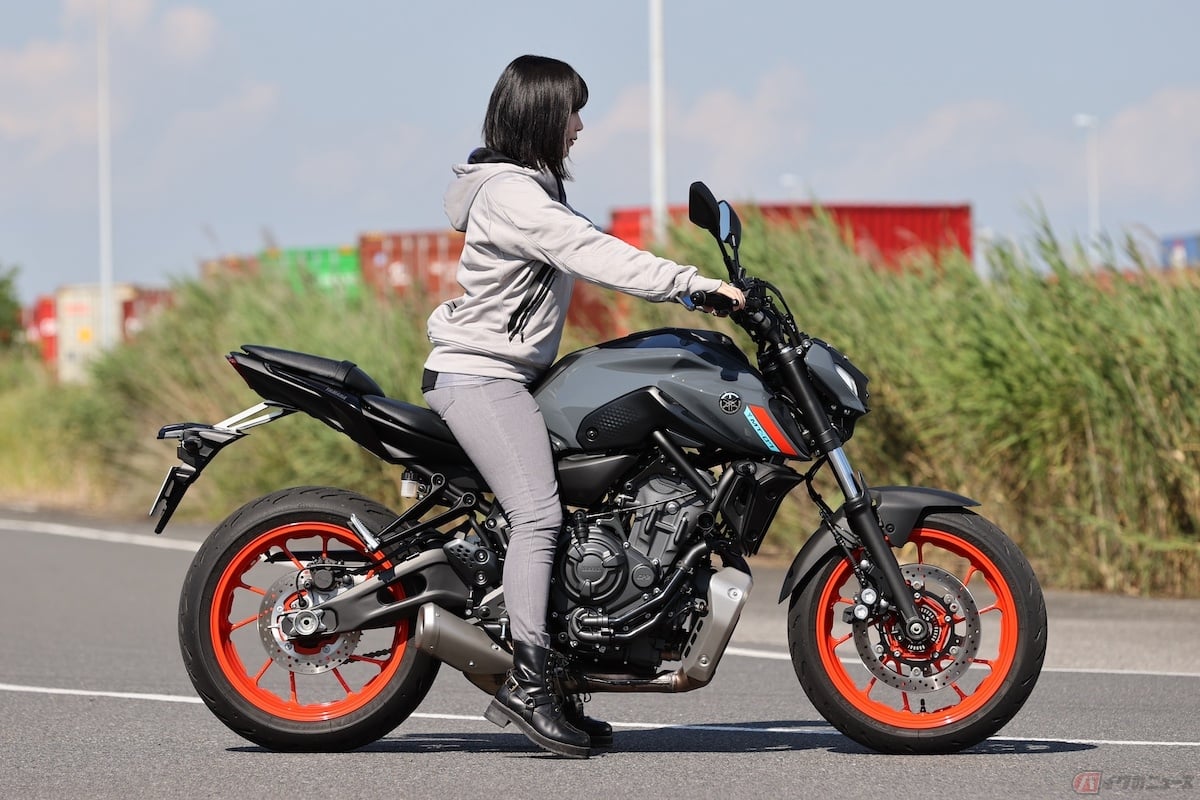 厚底のライディングブーツを履いたり、サスペンションを調整することで、バイクの足つきが改善される場合もあります