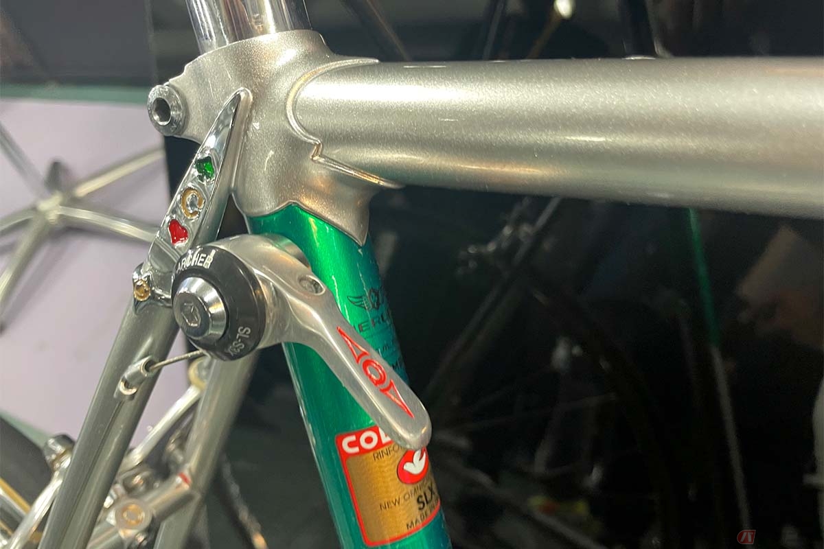 リアトライアングルの頂点であるシート集合部にシフトレバーを配置