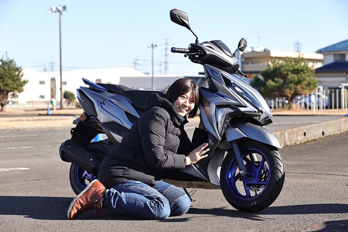 中国新大州ホンダがラインナップする「RX125FI SE」と筆者(先川知香)