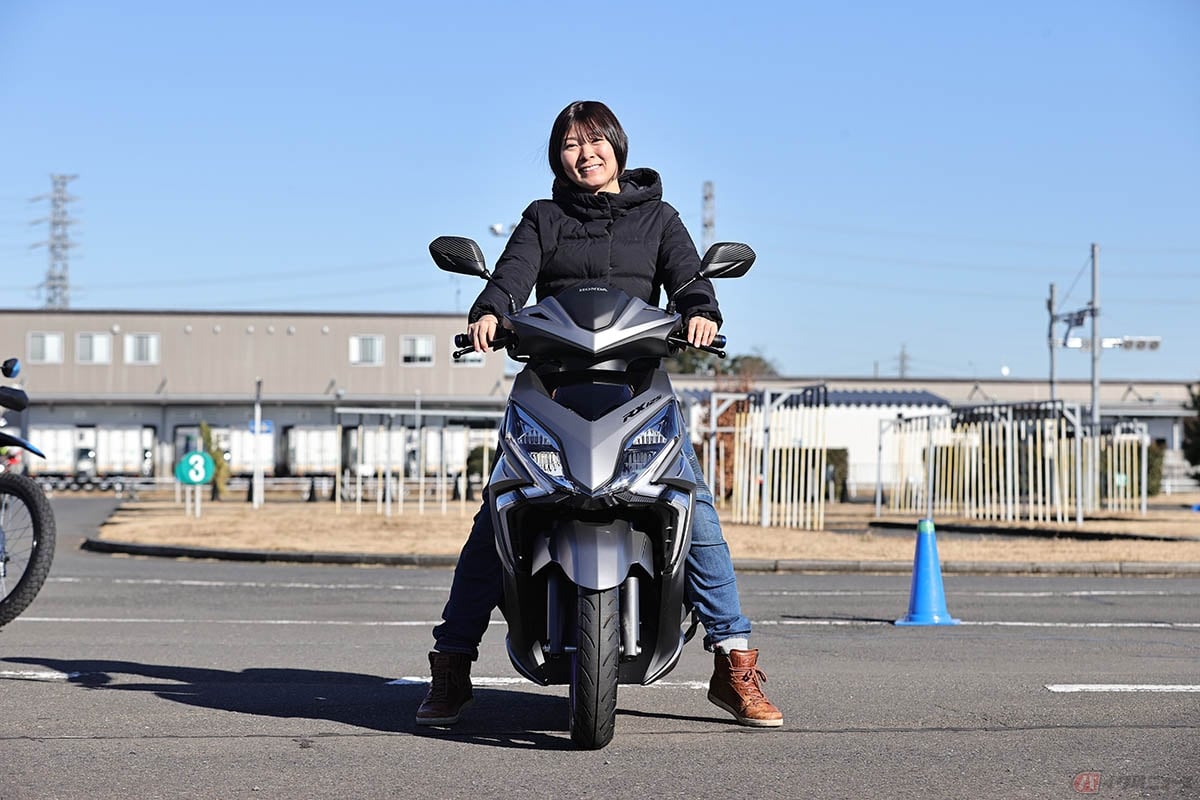 中国新大州ホンダがラインナップする「RX125FI SE」の足つき(身長165cm)