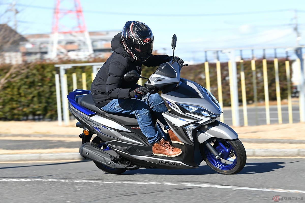 ホンダ「RX125FI SE」の走りを楽しむ筆者(先川知香)