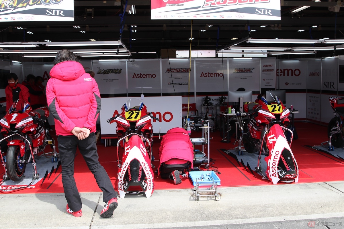 ピットレーンから、実際に走行するチームのピットを見ることもできる