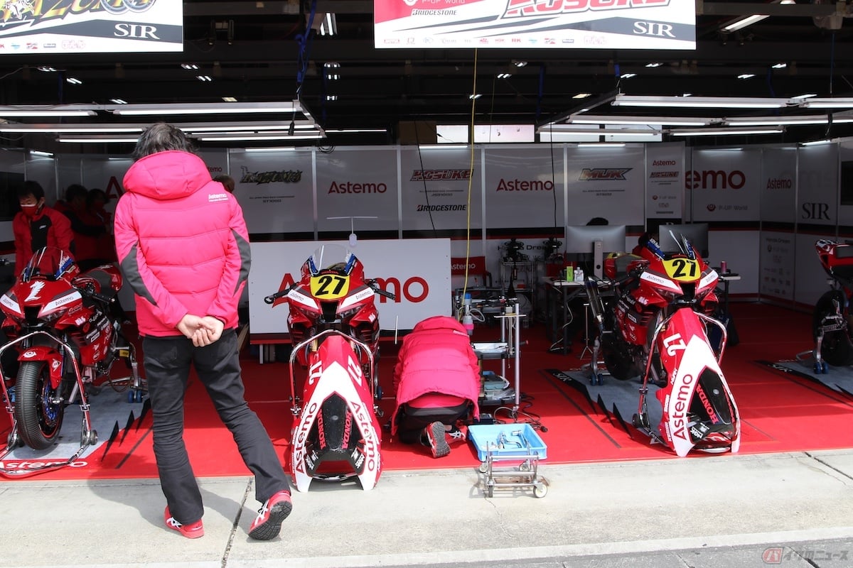 ピットレーンから、実際に走行するチームのピットを見ることもできる