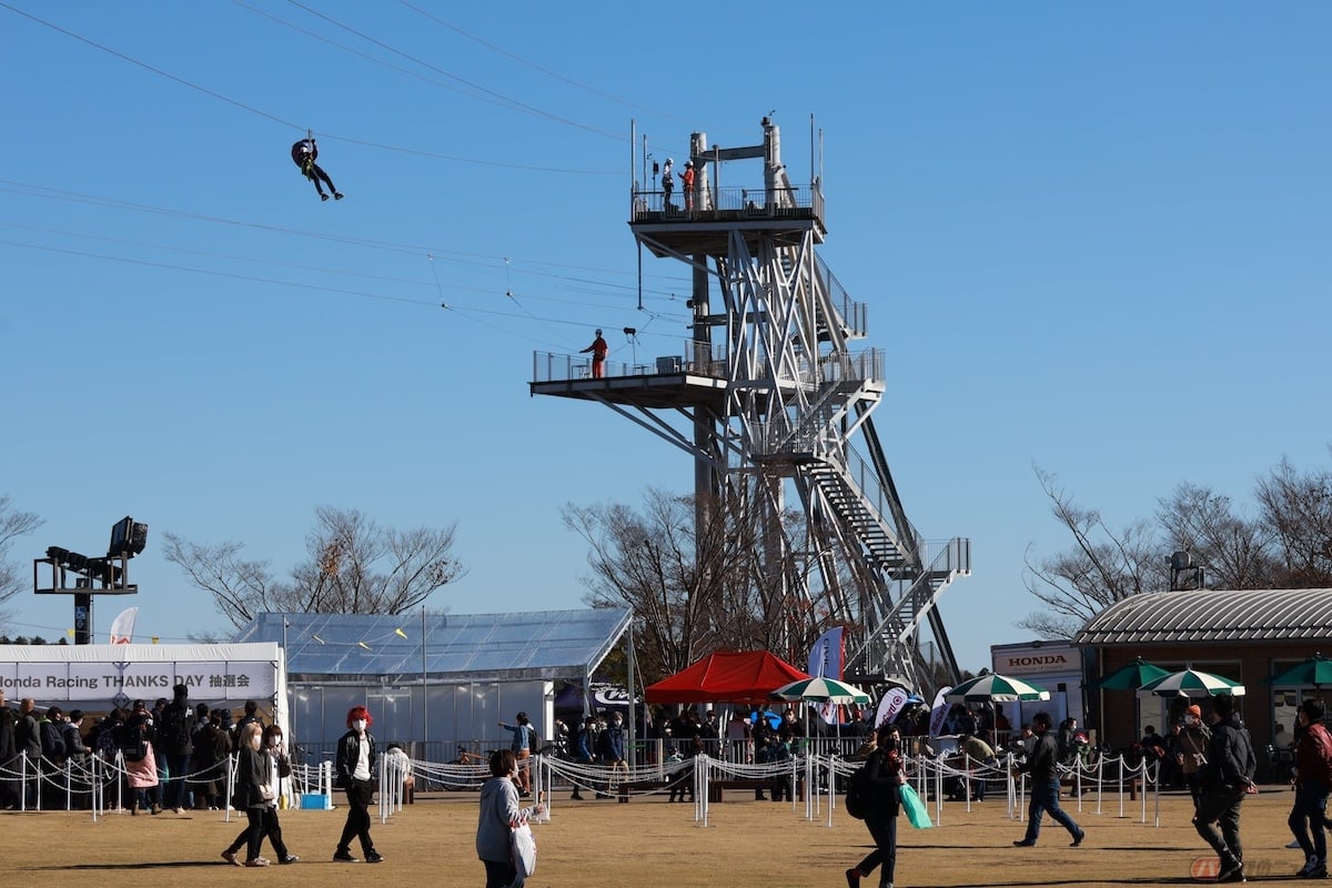 「モビリティリゾートもてぎ」には、サーキットを見渡せるジップラインなどさまざまなアトラクションが用意されています