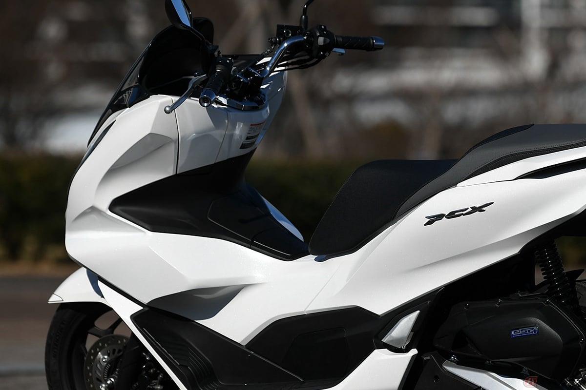 シートの前の方は、しっかりと股で挟めるような形状になっている