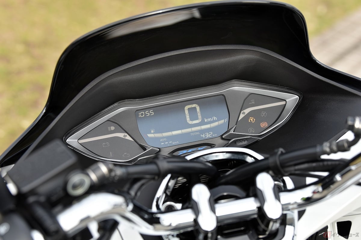 走行中にしっかりと視認できる反転液晶デジタルメーターを備えたメーターパネル