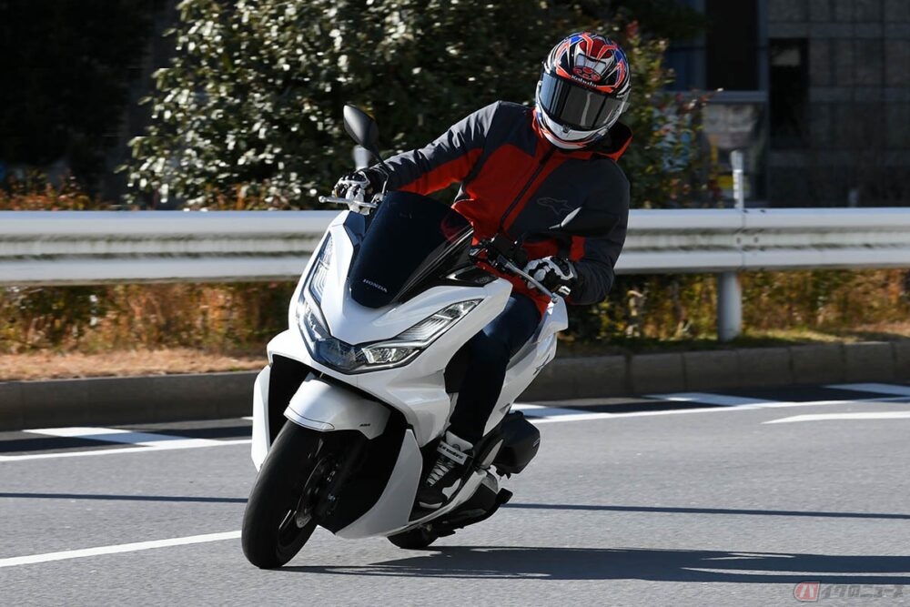 ホンダ「PCX」は安定感抜群のビッグな原二スクーター! レーシング