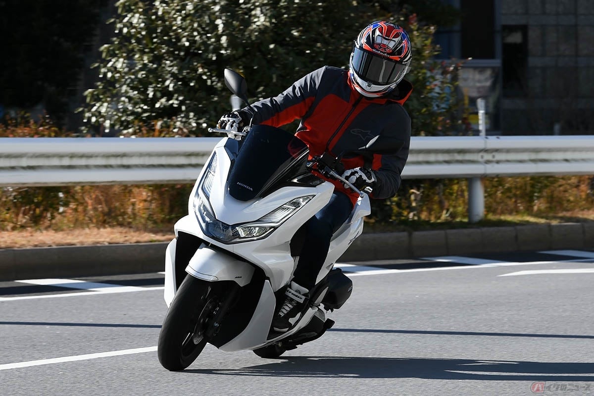 ホンダ「PCX」の走りを楽しむ大久保光選手