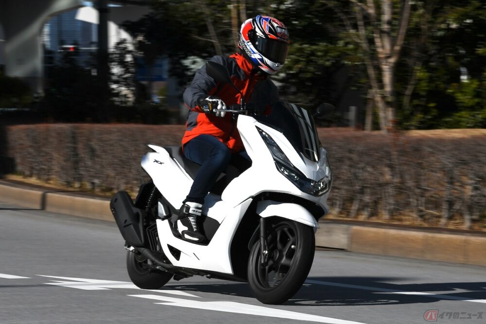 ホンダ「PCX」は安定感抜群のビッグな原二スクーター! レーシング