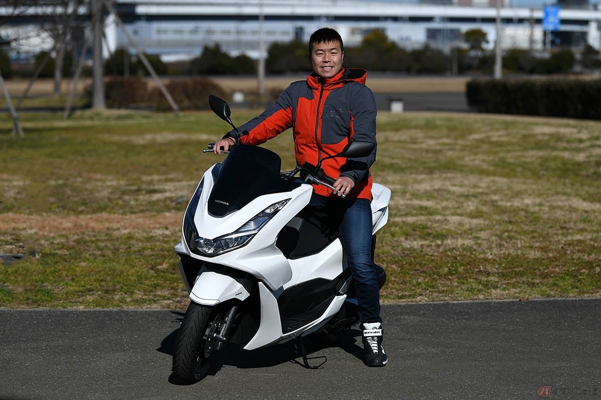ホンダの原付二種スクーター「PCX」と筆者(大久保光)