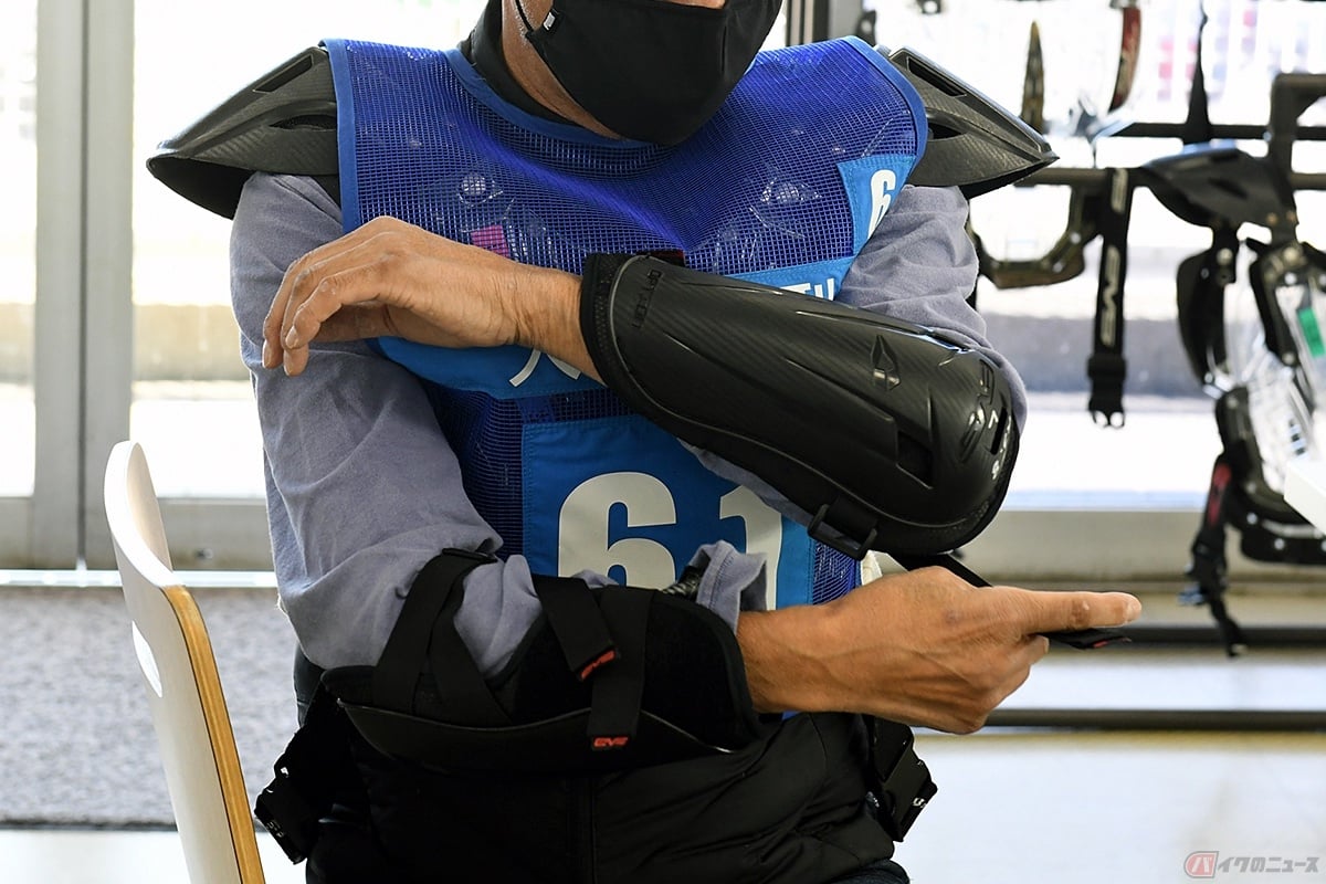 教習所では怪我を防止するために、胸や背中、肘、膝などへのプロテクター装着が必須