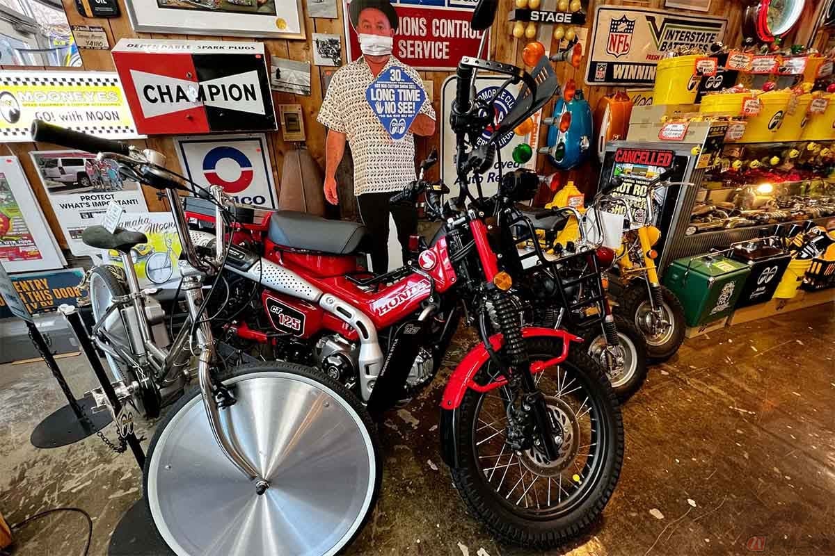 本牧の「ムーンアイズ」へ。オリジナルパーツでカスタムされたホンダ「CT125・ハンターカブ」も魅力的。隣には「バイクのニュース」で連載していたヤマハの電動アシスト自転車「PASS City V」カスタム、その名も“MOON Streetliner”