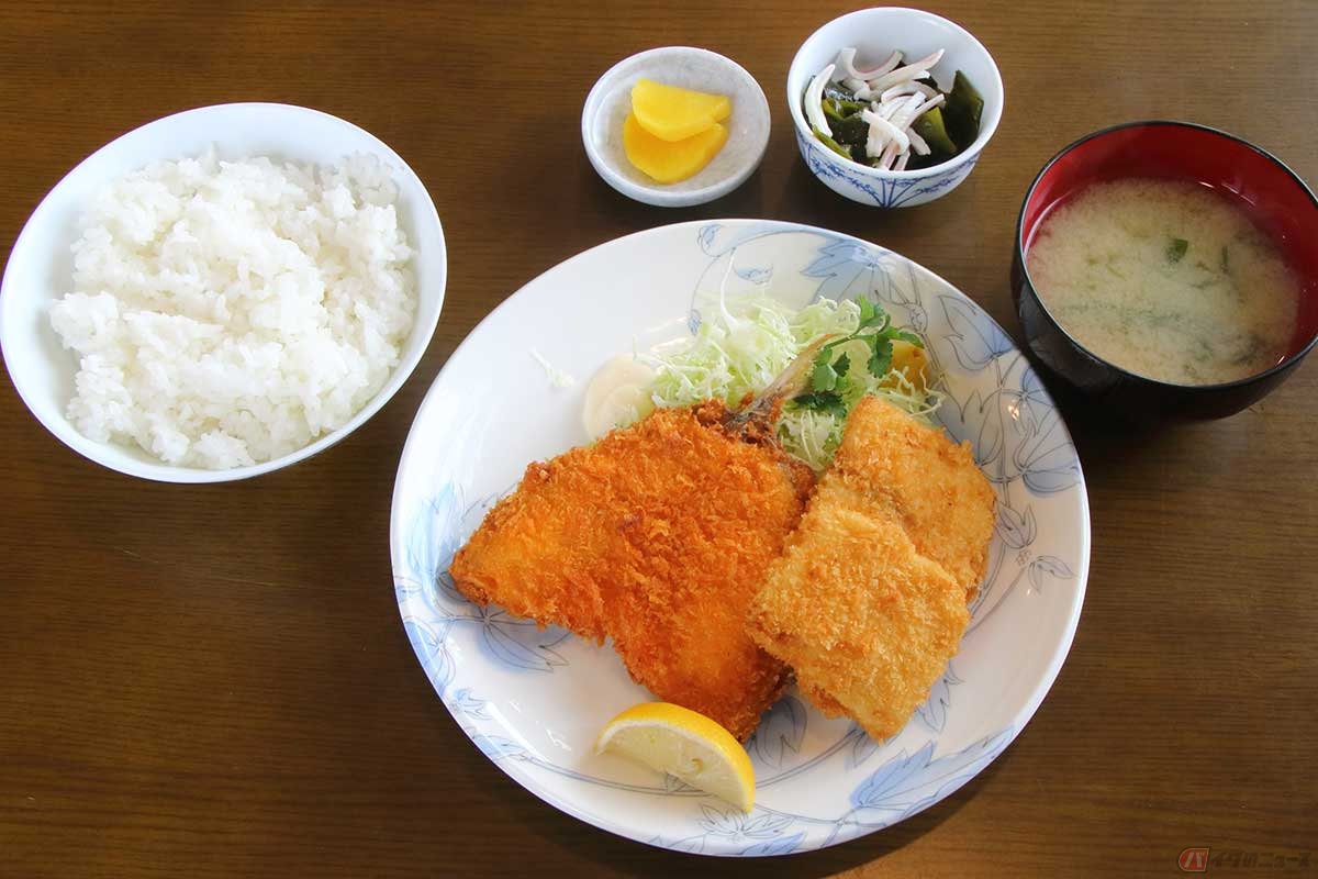 「しぶき亭」の「アジ・メカフライ定食」は、アジフライが1枚とメカジキのフライが2枚。「アジフライ定食」ではアジが2枚になる