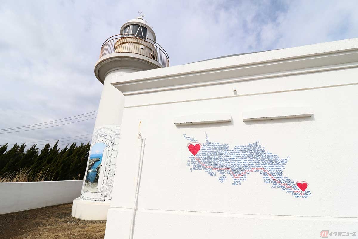 「城ヶ島燈台公園」には、明治3年に建立された洋式灯台が現役で東京湾の航路を照らしている