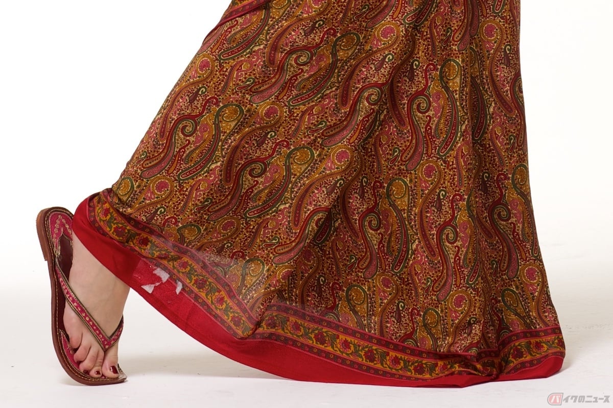 サリーなど民族衣装を着てタンデムシートに乗る