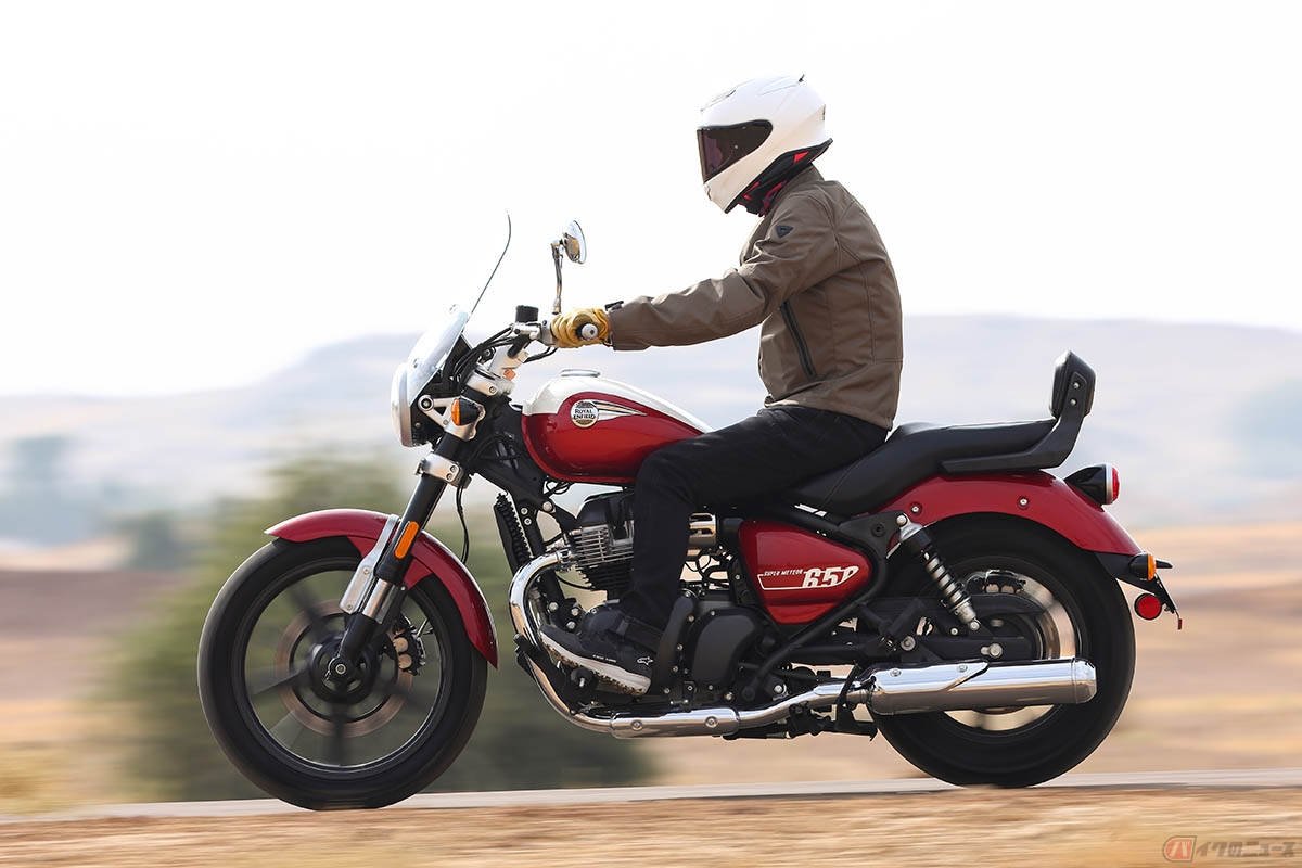 ネイキッドスタイルの「スーパーメテオ650」とともにラインナップされる「スーパーメテオ650ツアラー」。大型スクリーンと長距離走行に適したシート周りを採用する以外、すべてのパーツやセッティングは共通。ハンドリングに違いは無いが、スクリーンや肉厚シートによって高速走行時の快適性はツアラーが一枚上手