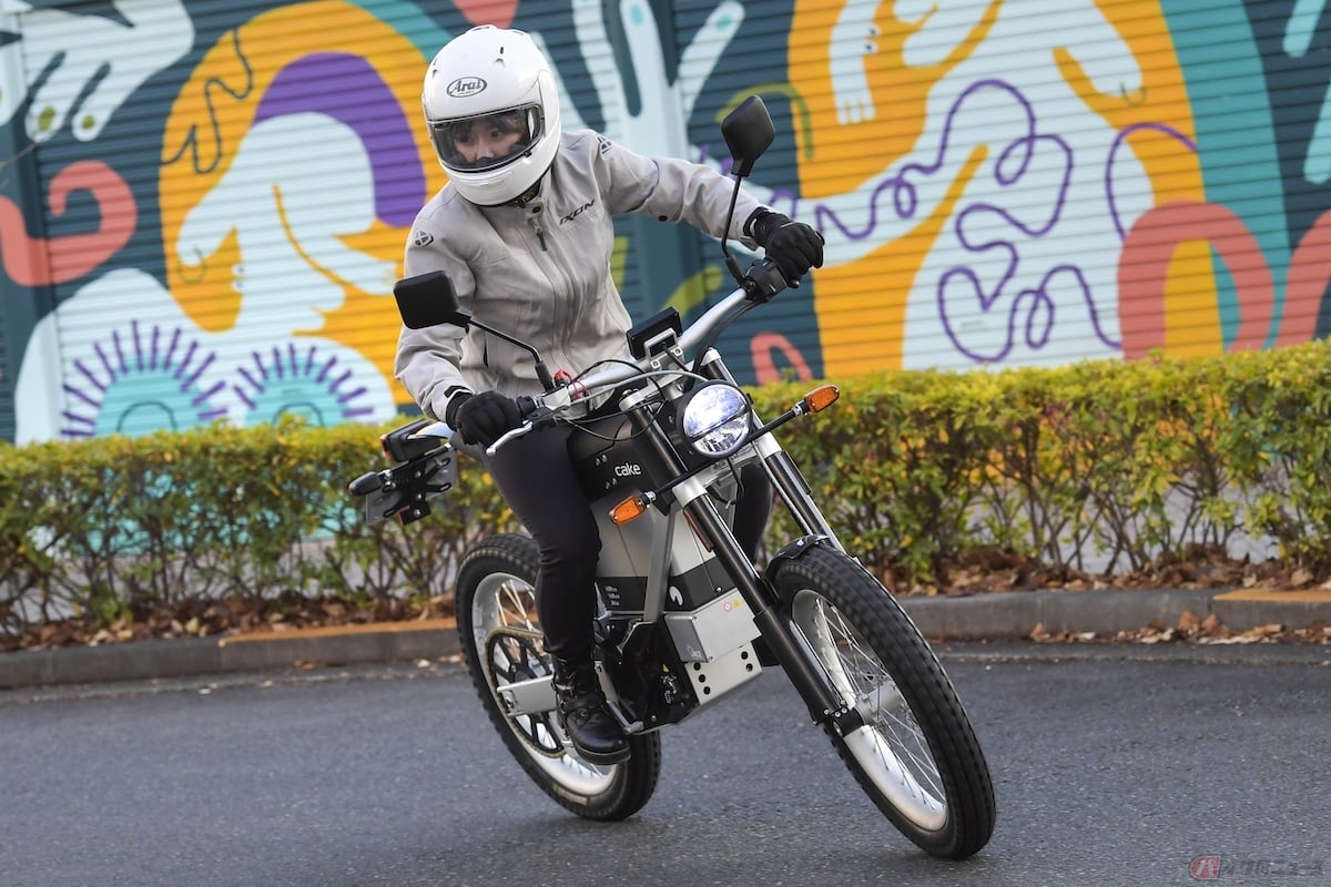 ハンドル幅は跨って握るとクロスバイクのような広さでちょうどよい